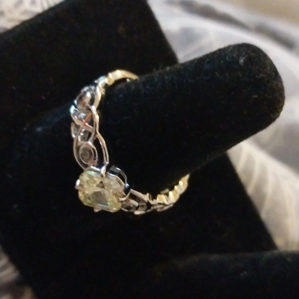Ring - Picture 3 of 4